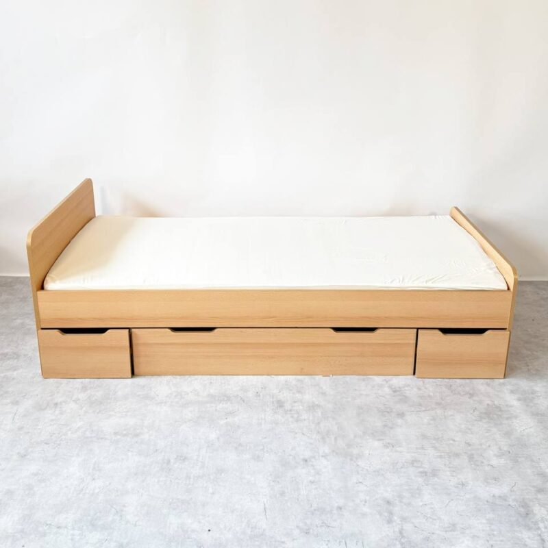 Postel s matrací